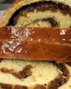 Рулет с черносливом и орехами в медовой корочке