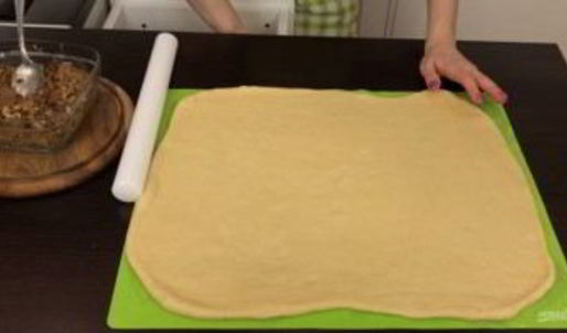 рулет с черносливом и орехами в медовой корочке