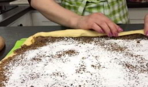 рулет с черносливом и орехами в медовой корочке