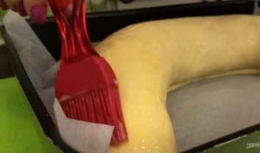 рулет с черносливом и орехами в медовой корочке