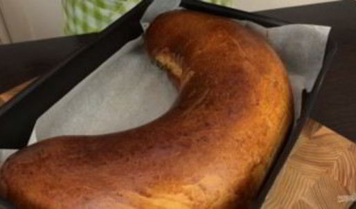 рулет с черносливом и орехами в медовой корочке