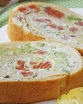 Рулет с лососем, сыром и авокадо