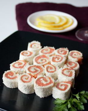 Рулетики из лосося с белым хлебом и сливочным сыром