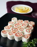 Рулетики из лосося с белым хлебом и сливочным сыром