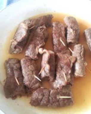 Рулетики из телятины с беконом и сыром