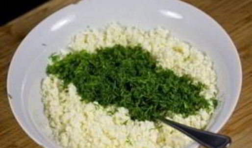 рулетики из тортильи с сыром и чесноком