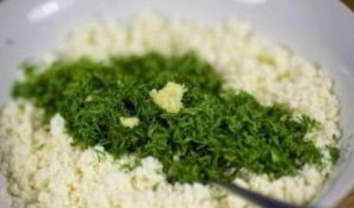 рулетики из тортильи с сыром и чесноком