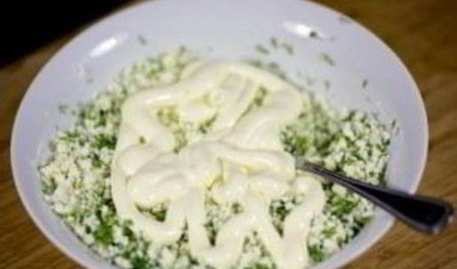 рулетики из тортильи с сыром и чесноком