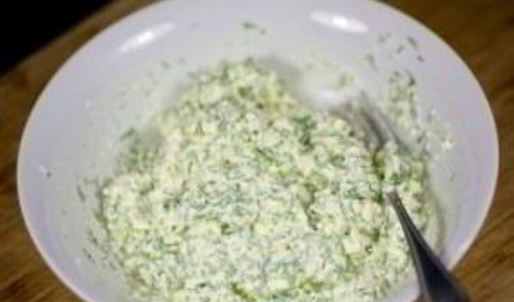 рулетики из тортильи с сыром и чесноком