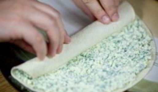 рулетики из тортильи с сыром и чесноком