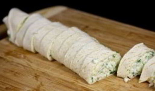 рулетики из тортильи с сыром и чесноком