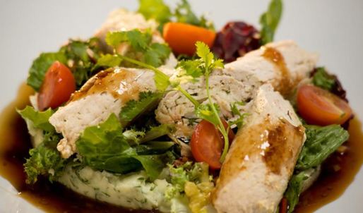 рулеты из свинины с укропным пюре