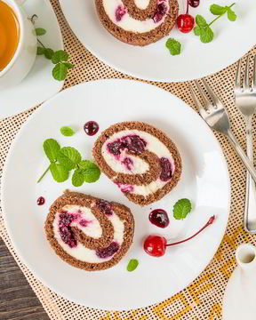 Шоколадный рулет с пьяной вишней