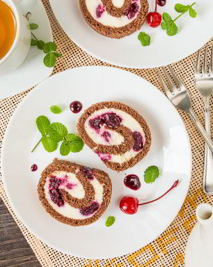 Шоколадный рулет с пьяной вишней