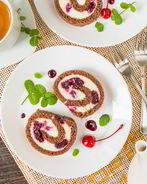 Шоколадный рулет с пьяной вишней