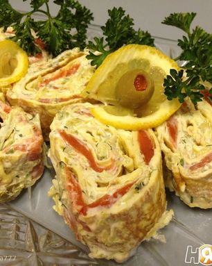 Закусочный рулет из омлета с семгой