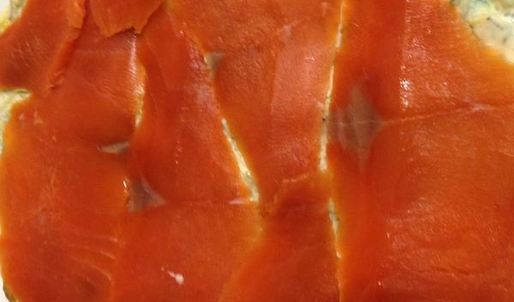 закусочный рулет из омлета с семгой