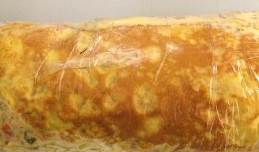 закусочный рулет из омлета с семгой