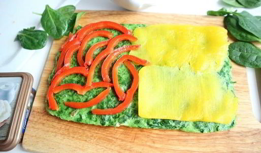 зеленый рулет с креветками и болгарским перцем