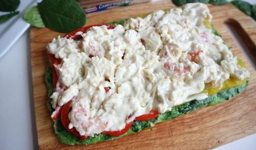 зеленый рулет с креветками и болгарским перцем