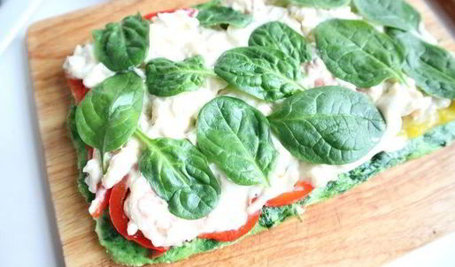 зеленый рулет с креветками и болгарским перцем