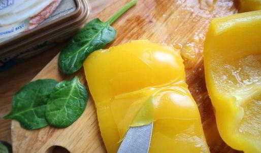 зеленый рулет с креветками и болгарским перцем