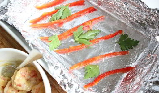 зеленый рулет с креветками и болгарским перцем