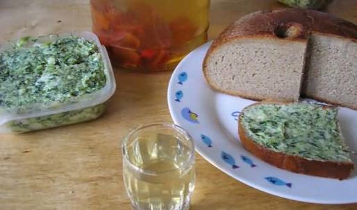 сало с зеленью и чесноком