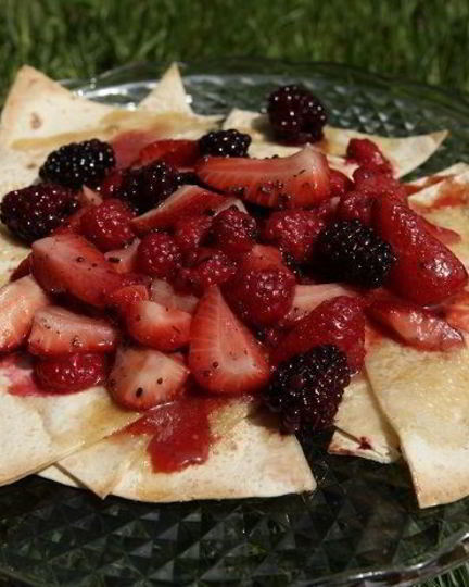 Рецепт сладкой тортильи с клубникой, малиной и ежевикой