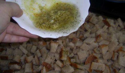 сухарики с чесноком