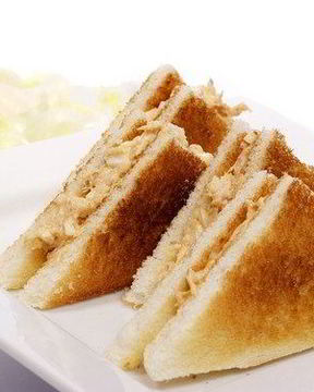 Быстрые сэндвичи с консервированным лососем и васаби