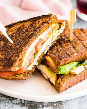 Горячий сэндвич с курицей, сыром и помидорами