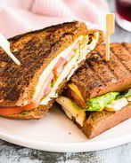 Горячий сэндвич с курицей, сыром и помидорами