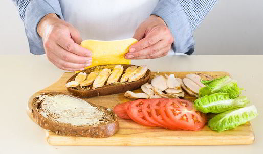 горячий сэндвич с курицей, сыром и помидорами