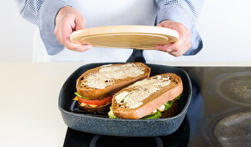 горячий сэндвич с курицей, сыром и помидорами