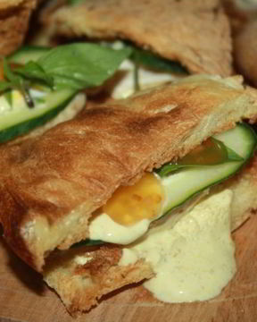 Хрустящие сэндвичи с запеченной куриной грудкой и пряным соусом с карри и кориандром