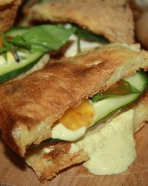 Хрустящие сэндвичи с запеченной куриной грудкой и пряным соусом с карри и кориандром