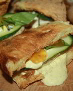 Хрустящие сэндвичи с запеченной куриной грудкой и пряным соусом с карри и кориандром