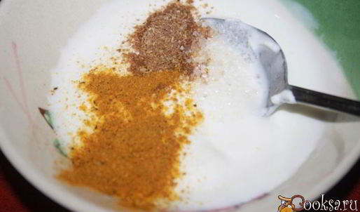 хрустящие сэндвичи с запеченной куриной грудкой и пряным соусом с карри и кориандром