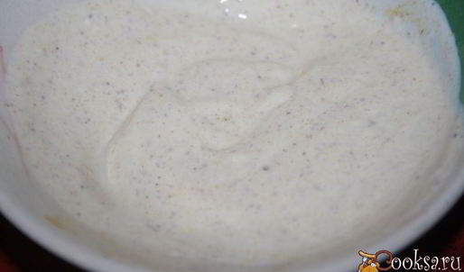 хрустящие сэндвичи с запеченной куриной грудкой и пряным соусом с карри и кориандром