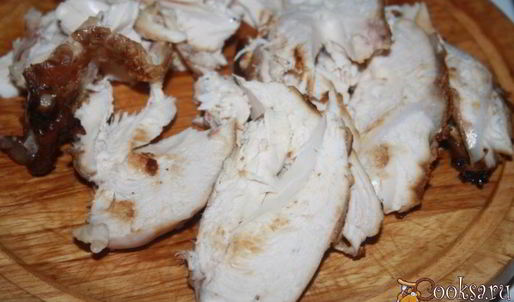 хрустящие сэндвичи с запеченной куриной грудкой и пряным соусом с карри и кориандром