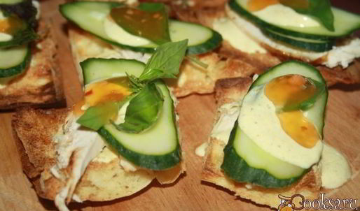 хрустящие сэндвичи с запеченной куриной грудкой и пряным соусом с карри и кориандром