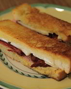 Мини-сэндвичи с ветчиной, вялеными помидорами и сыром