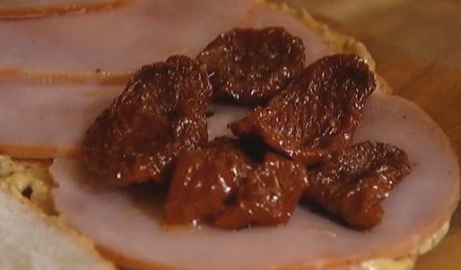 мини-сэндвичи с ветчиной, вялеными помидорами и сыром