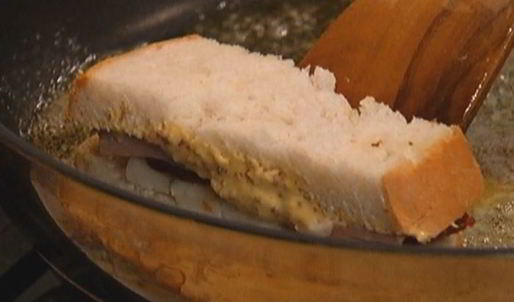 мини-сэндвичи с ветчиной, вялеными помидорами и сыром