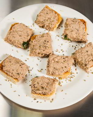 Открытый сэндвич с тунцом