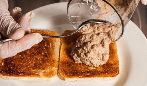 открытый сэндвич с тунцом