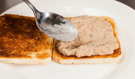 открытый сэндвич с тунцом