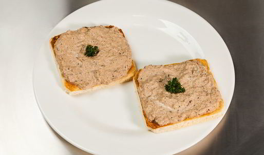 открытый сэндвич с тунцом