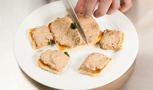 открытый сэндвич с тунцом